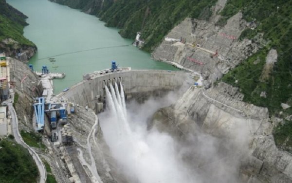 Докато всички други пътни тунели в топ 10 са отворени за обществеността, Jinpingshan е ограничен за обикновени шофьори. Причината - осигурява достъп до язовир Дзинпин, който е най-високият в света, както и до съседен язовир.
Jinpingshan минава през район, известен със своята геоложка активност в югозападен Китай. Отчасти това е причината достъпът да е ограничен, а също и поради сигурността на водноелектрическия комплекс.

В най-дълбоката си точка Jinpingshan минава на 2375 метра под земната повърхност, а повече от половината от цялата дължина е на повече от 1500 метра дълбочина! Изграждането на тунела отне пет години и по това време беше най-дългият "сляп" тунел. Тоест, започва се от двата края и строителите се срещат по средата. Общата стойност на тунела Jinpingshan възлиза на 1,3 милиарда китайски юана (под 180 милиона милиона евро).